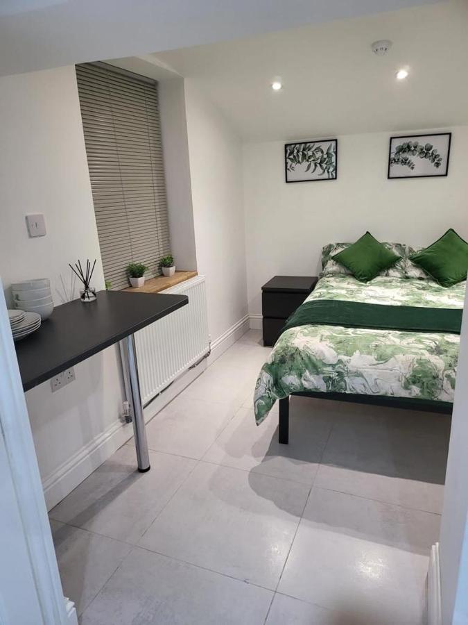 Fancy Basement Flat B Apartment Londra Exterior foto